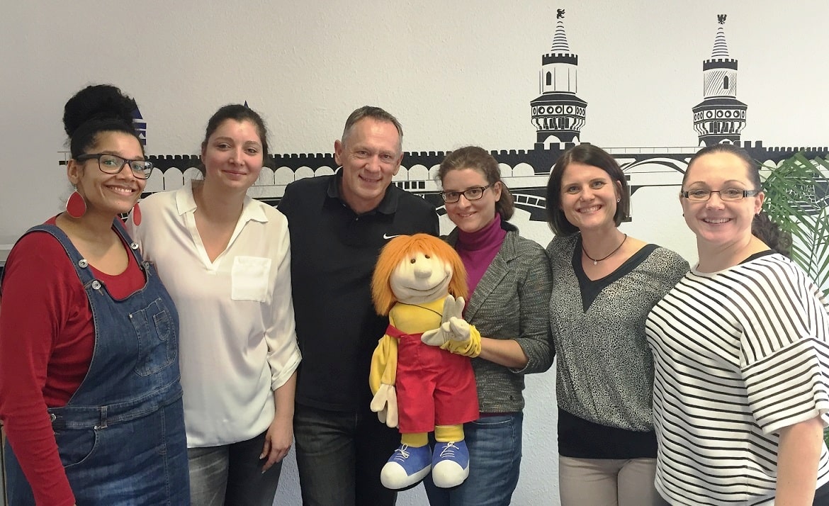 Dr. Päckchen Handpuppe bei der per4med GmbH mit Gruppenbild