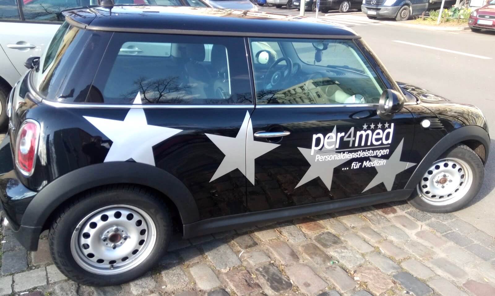 per4med Design für Autobeschriftung auf einem Mini