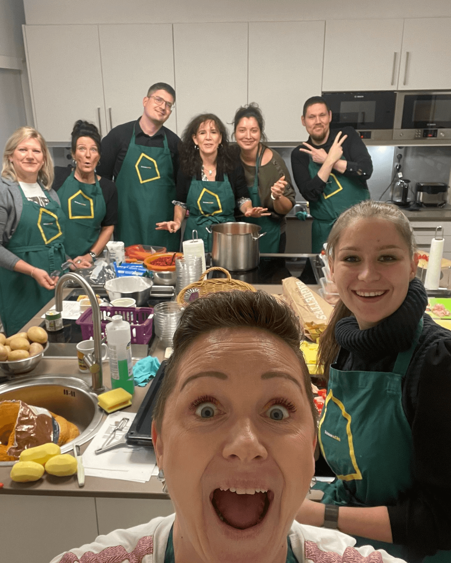 Gruppenbild der Mitarbeiter beim Kochen im Ronald MC Donald Haus 2024